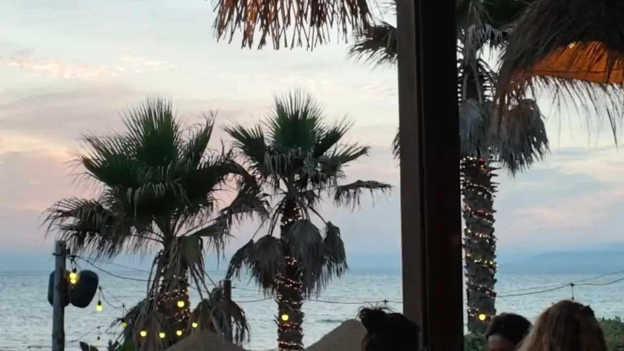 Kailua at sunset: palms, parasols and the beach at Fonte da Telha